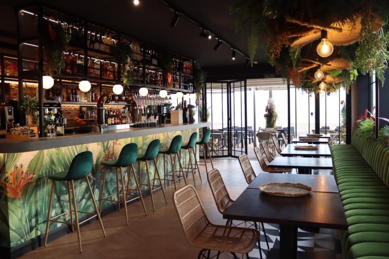 Mobiliario para hostelería para el restaurante Al Tucán. Banco, sillas, taburetes y mesas para hostelería.