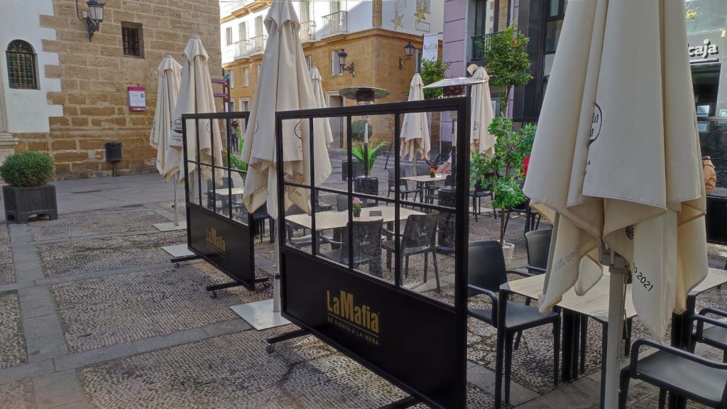 Paravientos de terraza con ruedas restaurante la mafia