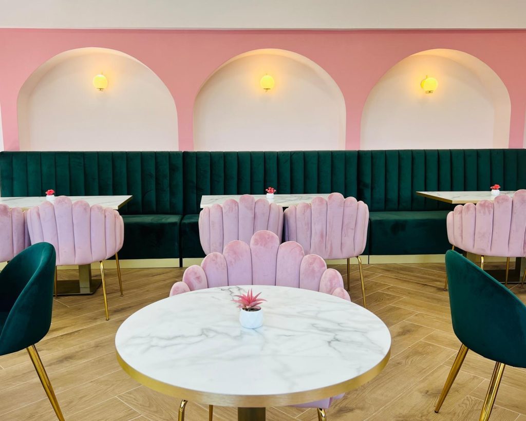 Muebles de interior para hosteler&iacute;a 2025