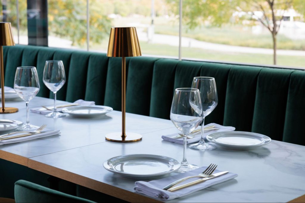 Muebles de interior para hosteler&iacute;a 2025