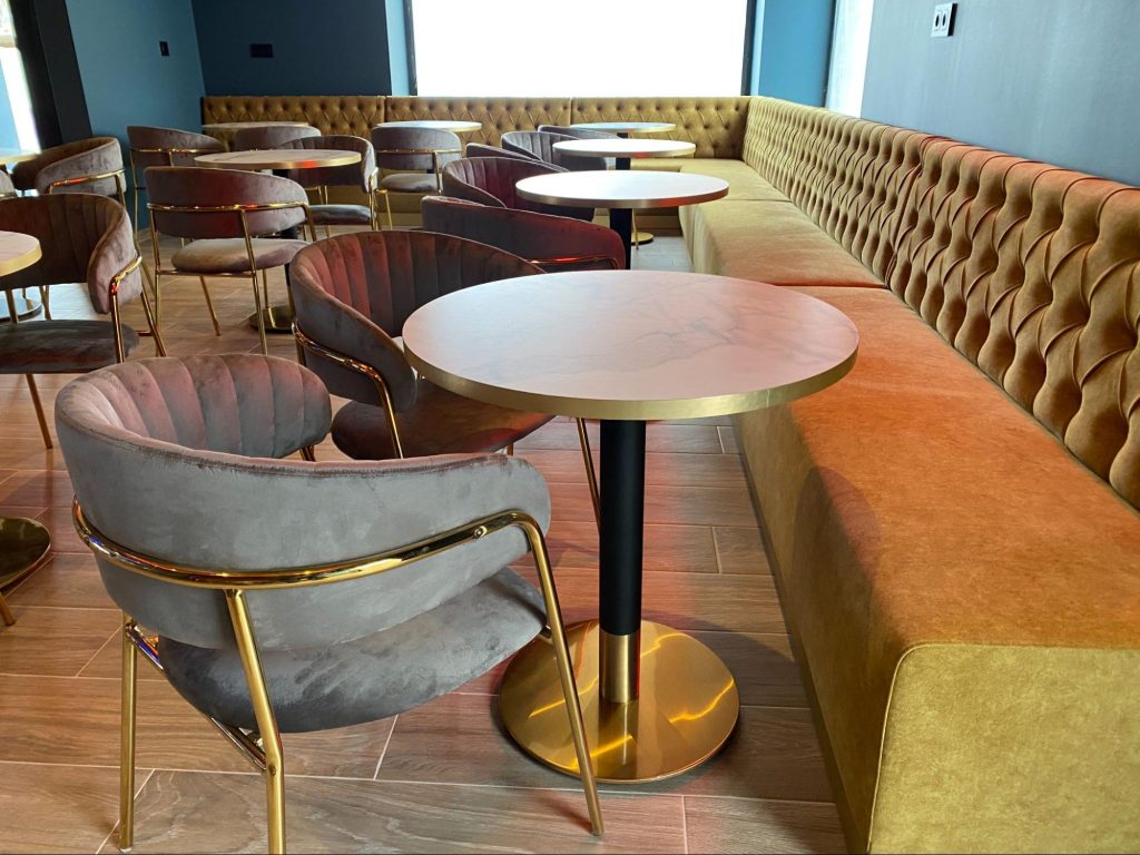 Muebles de interior para hosteler&iacute;a 2025