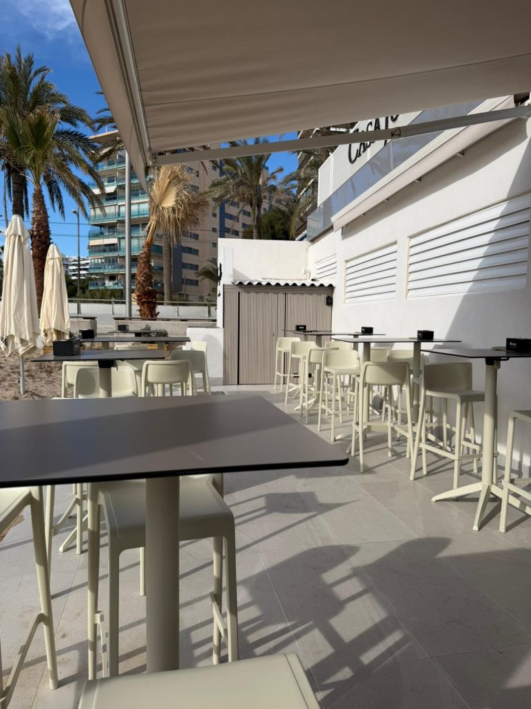 Taburetes y Mesas alta terraza