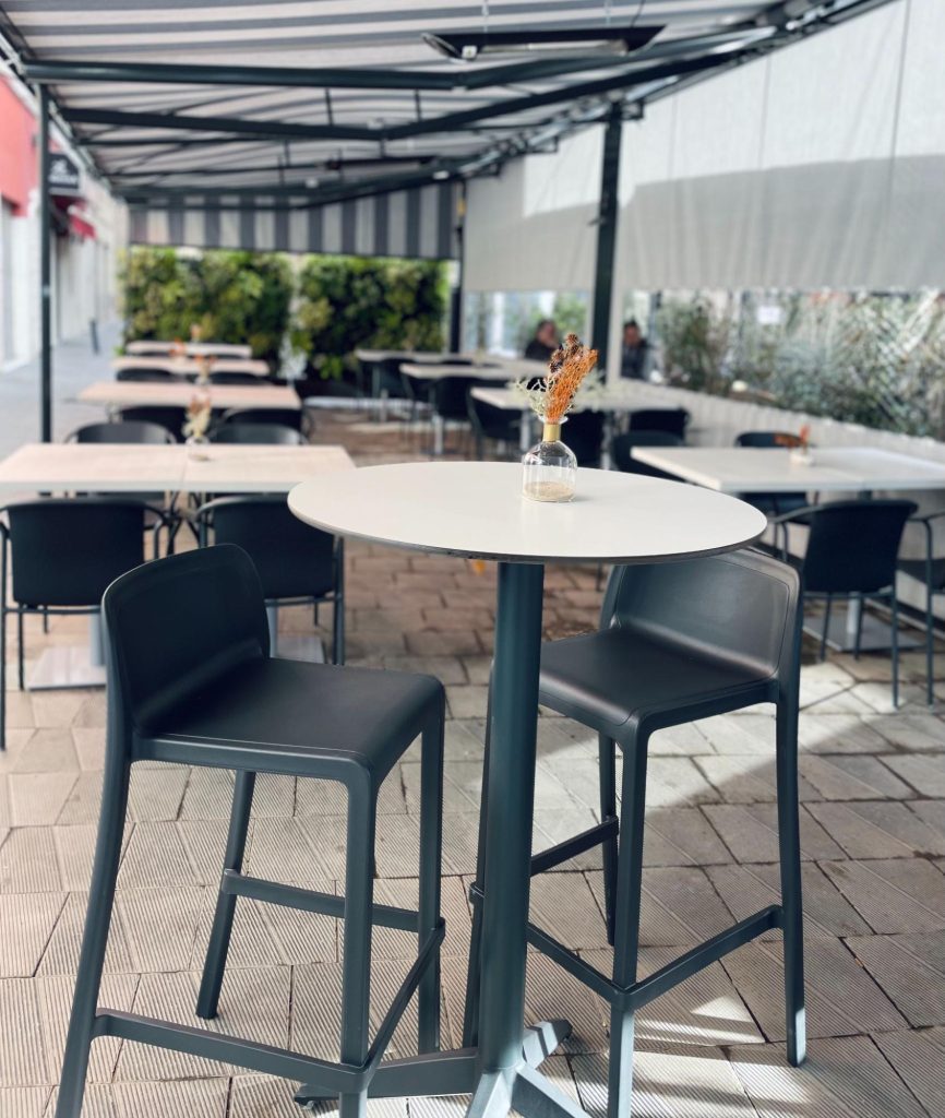 Taburetes y Mesas alta terraza