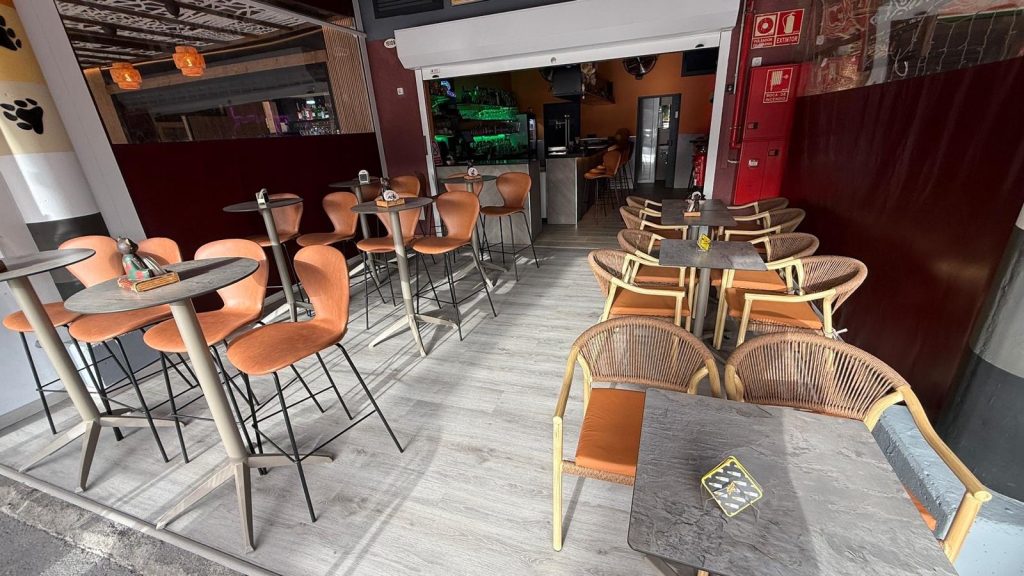 Taburetes y Mesas alta terraza