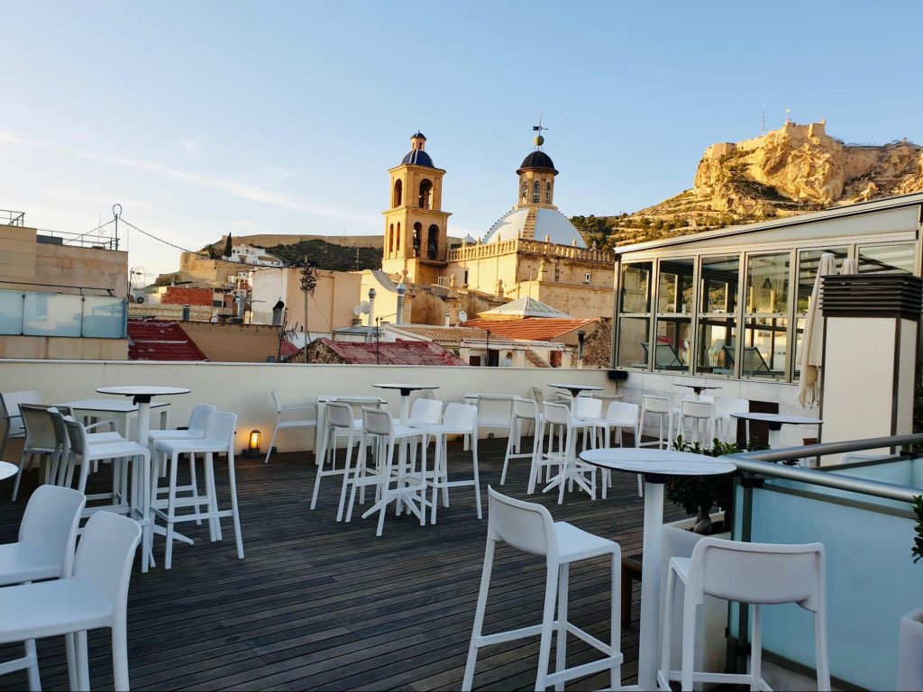 Taburetes y Mesas alta terraza